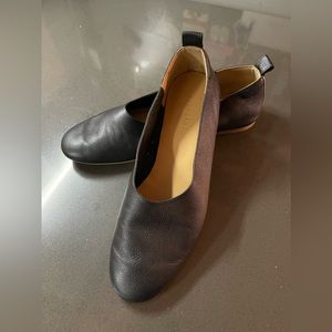 Everlane - The Italian Leather Day Glove flat. US woman’s size 8.